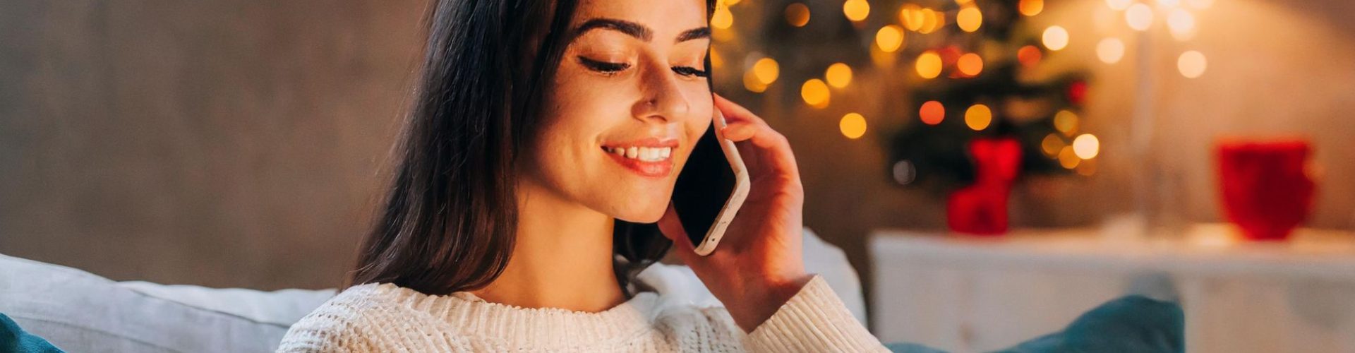 Schöne Frau macht Telefonsex auf der Couch